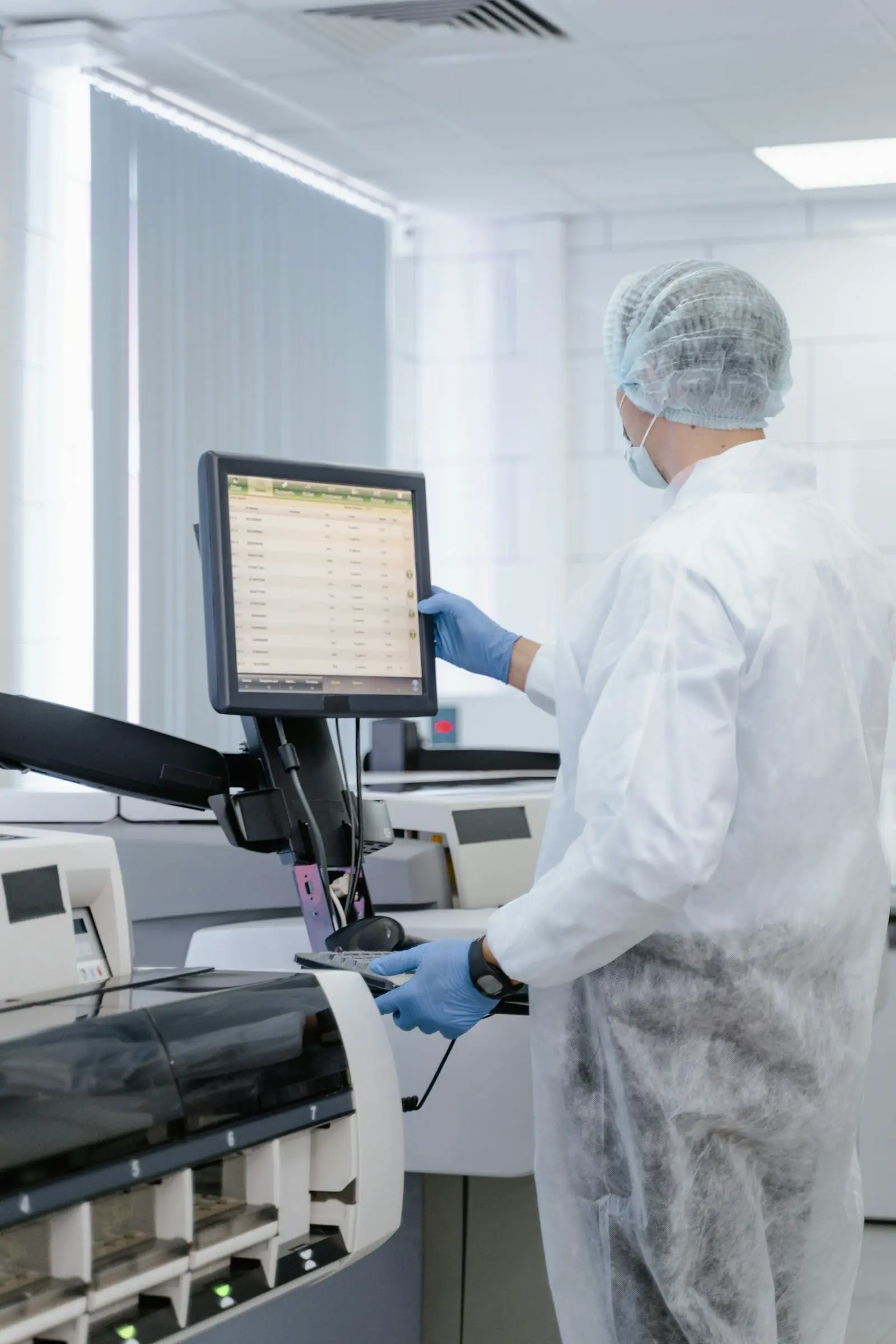 Profesionales de laboratorio trabajando con equipos clínicos
