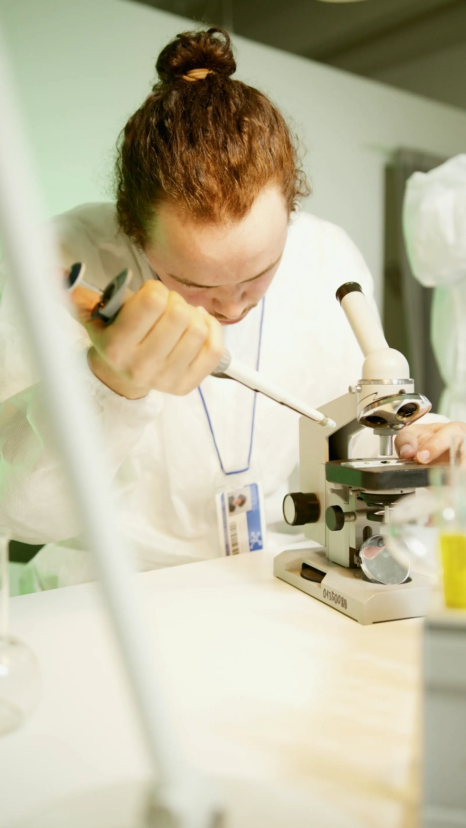 Microscopio profesional de laboratorio clínico